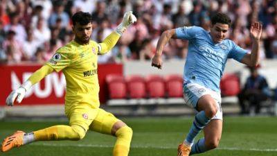 Mikel Arteta - David Raya - Aaron Ramsdale - Arsenal sign Brentford keeper Raya on season-long loan - channelnewsasia.com - Spain