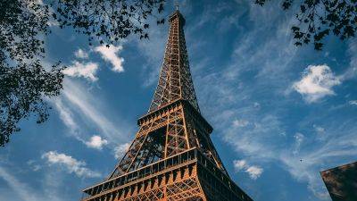 Drunk American tourists caught sleeping on the Eiffel Tower overnight