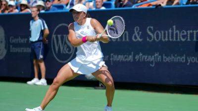 Top-ranked Swiatek powers by Wimbledon champion Vondrousova to reach Cincinnati semis