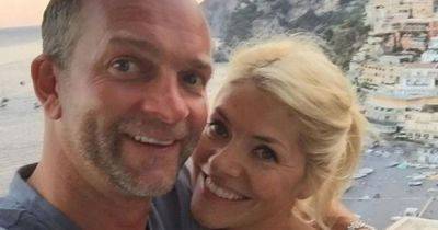 Holly Willoughby - Star - Holly Willoughby tells secret to long marriage with husband Dan amid 'madness of life' as she's seen planting kiss - manchestereveningnews.co.uk - Portugal