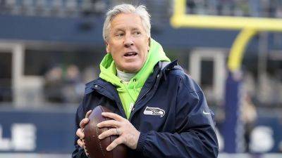 Pete Carroll plays QB at Seahawks' practice, gets hilarious reactions from Snoop Dogg, Will Ferrell and others