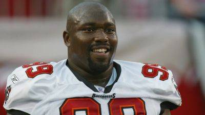Warren Sapp allegedly causes major drama on flight, challenges passenger to ‘face to face’ in Gainesville
