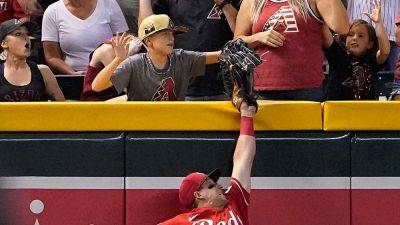 Young fan steals home run ball from leaping Reds outfielder Spencer Steer, ruled interference
