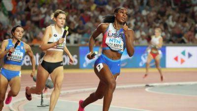 US women disqualified from 4x400m relay after baton fail