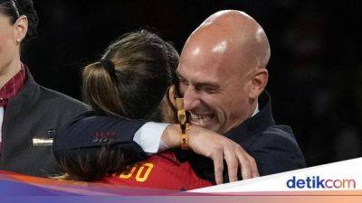 FIFA Sanksi Presiden Federasi Sepakbola Spanyol Usai Cium Pemain