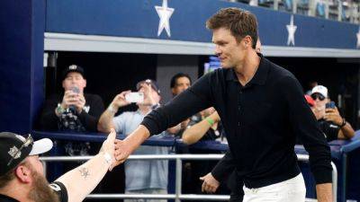 Tom Brady gives advice to Raiders quarterbacks before game vs Cowboys