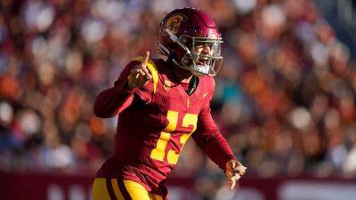 USC's Caleb Williams fumbles snap, recovers to fire 76-yard TD pass in Trojans win