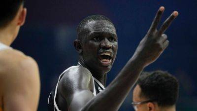 South Sudan's Khaman Maluach, 16, makes FIBA World Cup debut - ESPN
