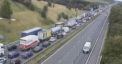 BREAKING: Man dies after car hits central reservation on M62 - manchestereveningnews.co.uk