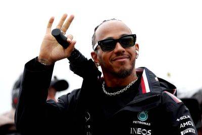 Lewis Hamilton signs new deal that will keep him at Mercedes until 2025