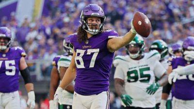 Adam Schefter - Vikings' T.J. Hockenson among NFL's richest TEs with new deal, sources say - ESPN - espn.com - state Minnesota