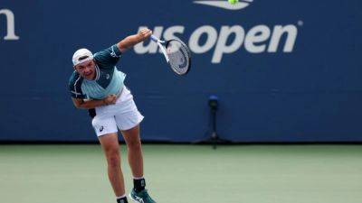 Stefanos Tsitsipas - Stricker stuns Tsitsipas in five-set thriller to reach third round - channelnewsasia.com - Switzerland - Usa - Australia - New York - Greece