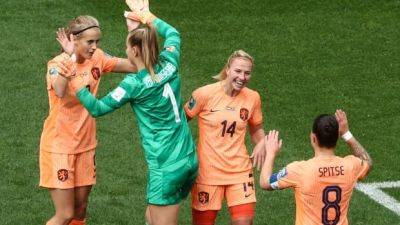 Netherlands scores early to hold off South Africa in Round of 16