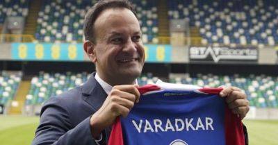 Northern Ireland - Varadkar given Linfield jersey as he aims to ‘reach out to all communities’ - breakingnews.ie - Ireland - county Republic - Jersey - county Windsor - county Park