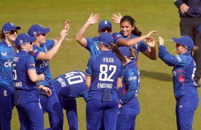 Sarah Glenn - Heather Knight - Tammy Beaumont - Star - England Cricket - Alice Capsey - Former UAE star Mahika Gaur stars on England ODI debut in emphatic win over Sri Lanka - thenationalnews.com - Uae - Sri Lanka