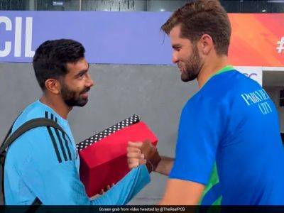 Shaheen Afridi - Asia Cup - Jasprit Bumrah - India vs Pakistan: Watch - New Dad Jasprit Bumrah Gets Surprise Gift From Shaheen Afridi. Gesture Is Viral - sports.ndtv.com - India - Sri Lanka - Pakistan