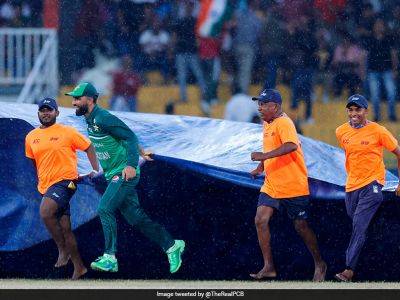Virat Kohli - Fakhar Zaman - Rohit Sharma - Naseem Shah - Kl Rahul - Shubman Gill - Watch: Fakhar Zaman Helps Ground Staff, Wins Hearts With Gesture In India vs Pakistan Match - sports.ndtv.com - India - Sri Lanka - Pakistan