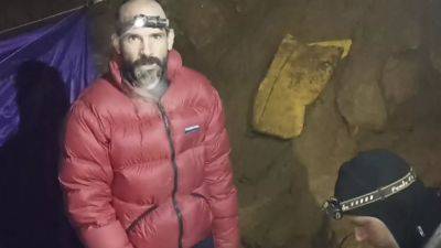 Trapped caver Mark Dickey brought closer to the surface by rescuers in Turkey - euronews.com - Usa - Turkey
