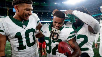 Zach Wilson - Star - Social media reacts as Rodgers injured, Jets win rollercoaster MNF game - ESPN - espn.com - New York - county Eagle - county Wilson - Jackson - county Garrett