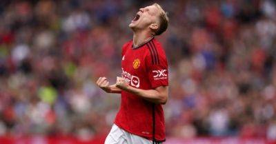 Donny van de Beek likely to stay at Man United until January