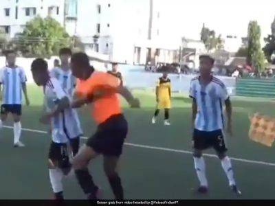 Singh Sandhu - WWE-Like Fist Fight Between Referee And Players In Football Match In India. Video Viral - sports.ndtv.com - India