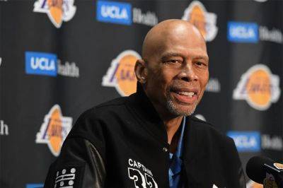 Stephen Curry - NBA legend Kareem Abdul-Jabbar offers surprising name in greatest point guard of all-time debate - foxnews.com - New York - county Bucks - Los Angeles - county Andrew - state Golden