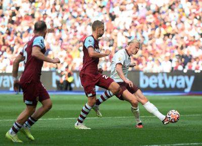 David Moyes - Julian Alvarez - Vladimir Coufal - Alphonse Areola - Tottenham Hotspur - West Ham United - Jeremy Doku - Man City maintain lead at top with late goals at West Ham as Spurs grab last-gasp win - thenationalnews.com