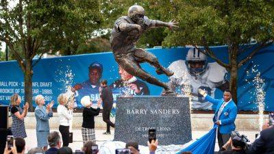 Lions unveil Barry Sanders statue in ceremony at Ford Field - ESPN