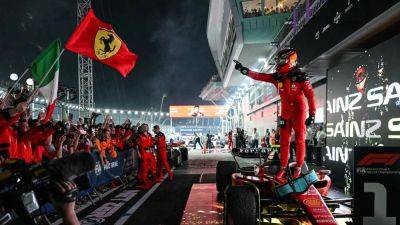 Max Verstappen - Lewis Hamilton - Sergio Perez - Carlos Sainz - Ferrari's Carlos Sainz wins Singapore GP as Max Verstappen's winning streak ends - rte.ie - Brazil - Singapore
