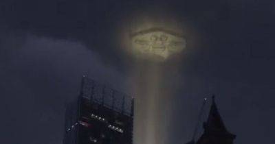 Giant bee is projected into sky over Manchester city centre - manchestereveningnews.co.uk - Italy