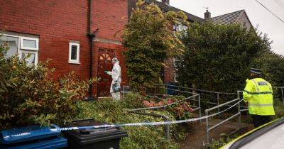 Forensics and flowers outside tragic woman's home as murder investigation begins - manchestereveningnews.co.uk