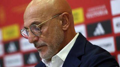 Spain coach apologises for applauding controversial Rubiales speech