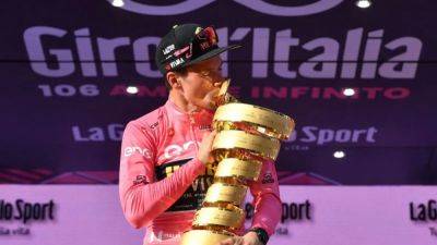 Roglic powers to brilliant win, Kuss takes overall Vuelta lead