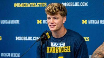 Michigan QB gives nod with 'Free Harbaugh' shirt amid ban - ESPN