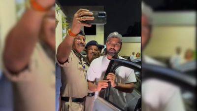 Rohit Sharma - Ajit Agarkar - Watch: Rohit Sharma Returns Home In Mercedes, Obliges Police Officers For Selfies Even After Tiring Journey - sports.ndtv.com - Australia - South Africa - Washington - India - Sri Lanka