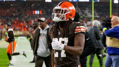 Source - Kareem Hunt back with Browns after Nick Chubb injury - ESPN