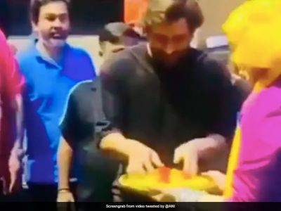 Adam Gilchrist - Ishan Kishan - Ganesh Chaturthi 2023: Ex India Cricket Team Captain MS Dhoni Joins In Celebration. Video Viral - sports.ndtv.com - Australia - India
