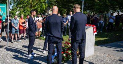 Erik ten Hag, Bruno Fernandes and Rasmus Hojlund pay Manchester United respects to Munich Air Disaster victims