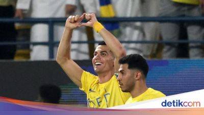Momen Fans Al Ahli Lempar Sandal ke Arah Ronaldo