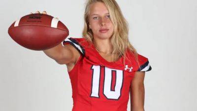 Haley Van Voorhis becomes 1st female non-kicker to play in NCAA football game - cbc.ca - Washington - state Alabama - county Kent - state New Mexico