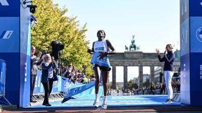 Tigst Assefa shatters women's marathon world record in Berlin - ESPN