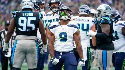 Kenneth Walker's 2 touchdowns help Seahawks to victory over Panthers