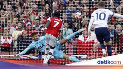 Cristian Romero - Gary Neville - Eddie Nketiah - Tottenham Hotspur - Liga Inggris - Arsenal Disebut Butuh Penyerang Kayak Gini - sport.detik.com