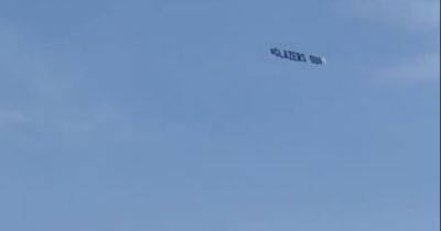 Manchester United fans fly ‘Glazers Out’ banner over Tampa Bay Buccaneers NFL game