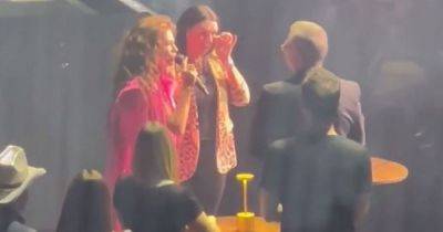 Moment fan proposes on stage at Shania Twain concert in front of 20,000 people