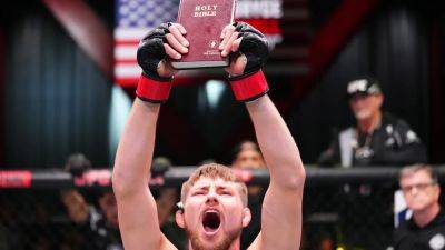 UFC fighter wins bout after bringing Bible into cage, says company 'gives me freedom to be who I want to be'
