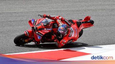 MotoGP Catalunya 2023: Francesco Bagnaia Crash, Dibawa Ambulans!
