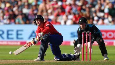 New Zealand steam roll England in third T20I