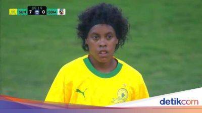 Viral Pesepakbola Putri Miche Minnies, Mirip Banget Ronaldinho! - sport.detik.com
