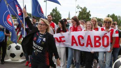 Jenni Hermoso - Luis Rubiales - Arsenal, Linkoping fans show support for Hermoso as Spain row rumbles on - channelnewsasia.com - Sweden - Spain